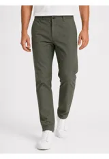 Pantalón Arrow de corte recto, color verde militar, confeccionado en mezcla de lino y algodón. Cuenta con bolsillos laterales y trabillas para cinturón.