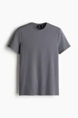Remera H&M de corte ajustado, confeccionada en tejido técnico COOLMAX que facilita la transpiración y el secado rápido. Presenta cuello redondo y diseño liso.