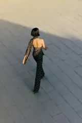 Top de tejido satinado con diseño halter tipo foulard, presenta detalle de frunces en el frente y cierre lateral con cremallera oculta.