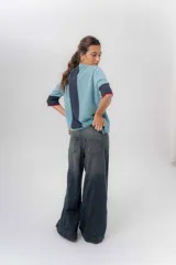 Jean de tiro medio con diseño de pierna amplia y corte holgado, confeccionado en denim azul. Cuenta con bolsillos delanteros y traseros funcionales.
