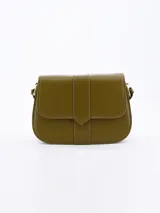 Bandolera color verde militar, con correa larga regulable y cierre con solapa y broche metálico.