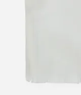 Pañuelo rectangular de color negro, con acabado de mini flecos en los extremos y diseño liso.