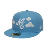 Gorra New Era modelo 59Fifty de visera plana, color celeste. Presenta un diseño bordado con las letras "NE" en blanco en el panel frontal y detalles de nubes bordadas con aplicaciones de perlas sintéticas. Incluye el logo de la marca bordado en el lateral izquierdo.