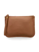 Sobre de mano confeccionado en cuero vacuno con textura granulada. Presenta un diseño rectangular con cierre metálico superior y una correa de muñeca integrada con detalle de remache metálico.
