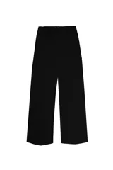 Pantalón negro de tiro medio con pliegues frontales, confeccionado en tejido sastrero fluido. Presenta piernas amplias, bolsillos laterales y cierre frontal con cremallera y botón.