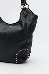 Bolso shopper marrón de símil cuero texturizado con asas cortas y detalles de tachas metálicas.