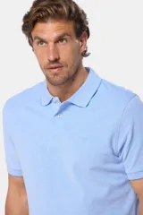 Remera polo lisa de piqué en color celeste, con cuello camisero, cierre frontal con botones y manga corta.