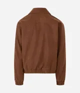 Campera Blue Steel de poliuretano con acabado gamuzado, color marrón, con cuello con solapa, cierre frontal, bolsillos laterales, y puños y cintura elastizados.