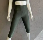 Pantalón pescador deportivo verde militar, de tiro alto y ajuste ceñido al cuerpo.