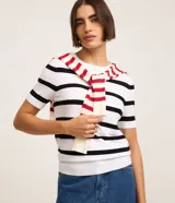 Blusa de punto ligero de manga corta y cuello redondo con diseño de rayas horizontales negras sobre base blanca.