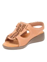 Sandalia de cuero color tostado con diseño de calados geométricos en la parte superior. Cuenta con tiras ajustables con velcro, plantilla acolchada y suela de plataforma baja.