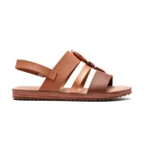 Sandalias bajas de cuero sintético color marrón, con tiras anchas y detalle de adorno circular en la parte delantera.