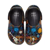 Zuecos de goma color negro con diseño estampado inspirado en la película Coco, con detalles alegóricos al Día de Muertos, pétalos de caléndula, elementos musicales y correas traseras con pivotes decorativos.
