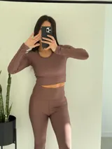 Top manga larga color marrón con textura acanalada.