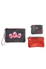 Set de tres necessaires de diferentes tamaños, confeccionados en materiales sintéticos. Incluye un necessaire grande de color marrón con estampado de labios rojos, un mediano negro con acabado brillante y uno pequeño marrón claro con la inscripción 'Oreiro Love' y tira de muñeca.
