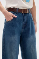 Pantalón jean negro de tiro alto y corte recto.