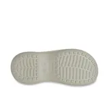 Zueco Crocs Classic Stacked con plataforma, color beige con base marrón y suela marrón oscuro.
