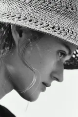 Sombrero de paja color marrón con diseño trenzado y calado, copa plana y ala ancha inclinada.