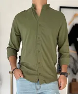 Camisa de manga larga color verde militar con cuello mao y cierre frontal de botones.