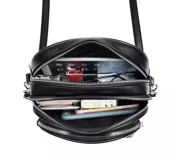 Bandolera negra con tres compartimentos con cierre plateado y correa larga regulable.