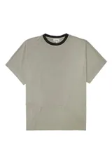 Camiseta de manga corta con corte amplio y diseño de costuras decorativas tipo piping en el frente. Presenta cuello redondo en color negro en contraste con el cuerpo de la prenda en tono beige.