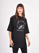Remera de corte oversize, color crema, con cuello redondo y mangas cortas de estilo caído.