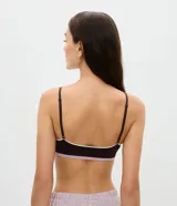 Soutien top seamless texturizado color marrón oscuro con detalles en rosado y ribete blanco, tirantes finos regulables y copas desmontables.