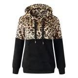 Buzo tipo canguro de polar, con diseño combinado en animal print de leopardo en la parte superior y color gris claro en la parte inferior. Cuenta con capucha, cordones ajustables y cierre frontal.