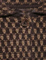 Jacket de punto con diseño geométrico en tonos marrones, cuello solapa grande, cierre frontal con botones y dos bolsillos delanteros.
