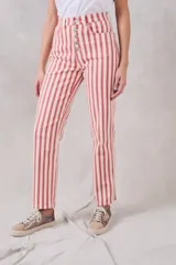 Pantalón de jean de corte recto, tiro medio, con estampado a rayas verticales rojas y crudas y cierre frontal con botones.