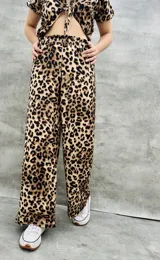 Pantalón palazzo con estampado animal print.