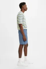 Bermuda de estilo chino en color azul, con cintura elástica y cordón interno para ajuste. Presenta un corte relajado y tiro medio, con bolsillos laterales y traseros.