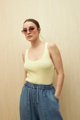 Top negro sin mangas de tejido acanalado con escote redondo y calce al cuerpo.