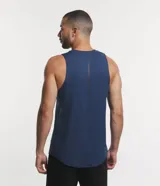 Musculosa deportiva masculina Get Over, modelo regular en color azul melange, con cuello redondo y costuras visibles.