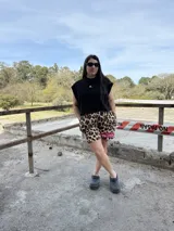 Musculosa negra de algodón con logo Kabrisha bordado en blanco. Corte oversize.