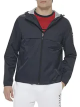 Campera Tommy Hilfiger Active con capucha y cierre de cremallera, color azul marino. Confeccionada en poliéster con acabado resistente al agua. Incluye cuello alto con capucha, detalles distintivos de la marca y parche de Tommy Hilfiger en la manga.