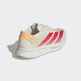 Championes de running Adidas Adizero SL 2, color blanco hueso con tres franjas laterales en rojo degradado. Presentan una mediasuela gruesa con tecnología Lightstrike Pro y detalles en color naranja pálido en el talón.