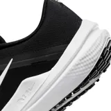 Championes de running Nike modelo Winflo 10, color negro con logo lateral y suela en blanco.