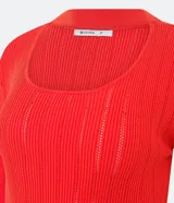 Blusa de punto color naranja, con cuello choker, mangas largas y textura acanalada.