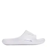 Sandalias Under Armour Slide de color blanco, diseñadas en una sola pieza con una banda ancha en el empeine que presenta el logotipo en relieve de la marca, además de aberturas laterales para ventilación y una suela texturizada para mayor tracción.