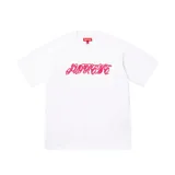 Remera de manga corta color blanco con cuello redondo. Presenta un estampado frontal con el logo de la marca en tipografía cursiva con efecto relieve en color rosa.