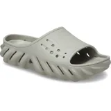 Chancla Crocs Echo Slide, completamente moldeada en color negro, con diseño esculpido y audaz, orificios de ventilación en la parte superior y suela con relieve ondulado.