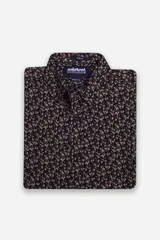 Camisa de manga corta con estampado botánico de hojas en tonos azul y blanco. Presenta cuello clásico, cierre frontal abotonado y corte slim.