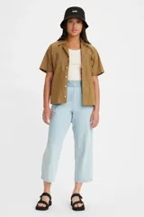 Pantalón de jean celeste claro de corte cropped y estilo relaxed, con cintura elástica fruncida.