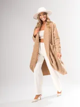 Tapado italiano color mocha mousse, de corte clásico con bolsillos amplios.