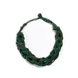Collar corto de cuentas verdes y doradas, con diseño trenzado.