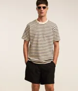 Bermuda masculina color beige, tipo boardshort, confeccionada en microfibra. Cuenta con cintura elástica, cordón ajustable y bolsillos.