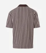 Remera de algodón con diseño rayado en tonos marrones, cuello polo en color sólido y cierre frontal con botones. Presenta un pequeño parche bordado con la palabra 'wave' en el pecho.