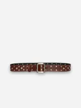 Cinturón de cuero marrón con tachas metálicas plateadas distribuidas a lo largo de toda la pieza y hebilla metálica cuadrada.