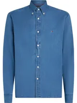 Camisa de manga larga Tommy Hilfiger de algodón chambray color celeste, con cuello abotonado, cierre con botones, logo de Tommy Hilfiger bordado en el pecho y corte regular.